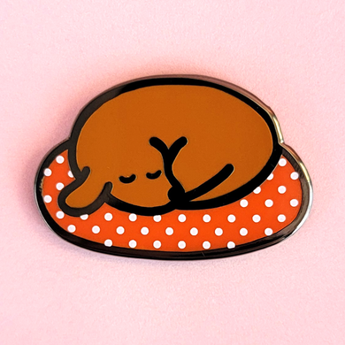 Weenie Dog Pin - Doggie Bed Doxie